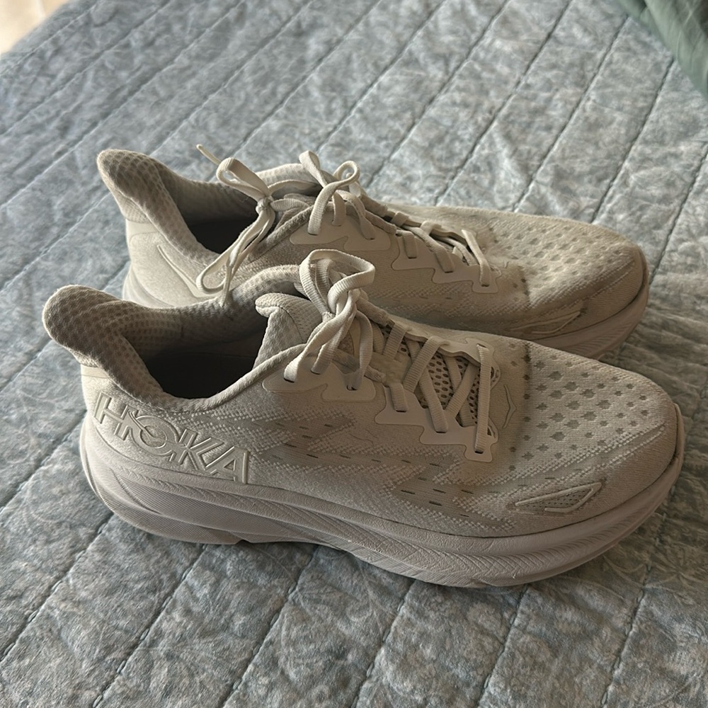 White HOKA Clifton 9s